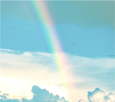 青空に大きくかかる虹と白い雲の風景、晴れやかな空を背景にした爽やかなイメージ写真