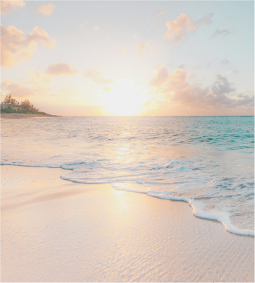 夕日が差し込む穏やかな海辺の風景、柔らかな波とオレンジ色の空が広がる美しいビーチの写真