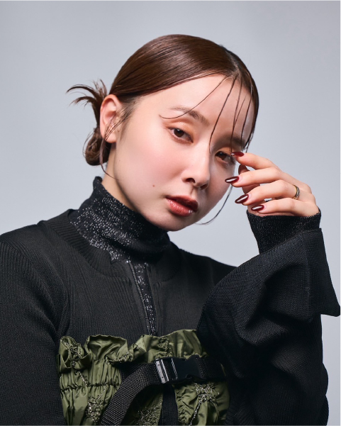 タイトなまとめ髪とモード系ファッションの女性ポートレート、洗練されたスタイルを表現した撮影写真