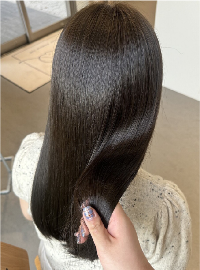 滑らかで光沢のある黒髪ストレートロングヘア仕上がり写真2枚目