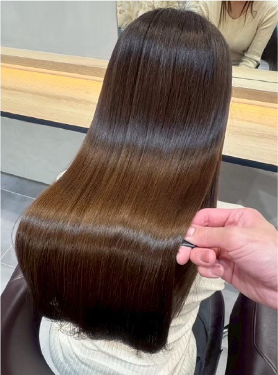 自然なツヤを持つミディアムブラウンのストレートヘア仕上がり写真3枚目