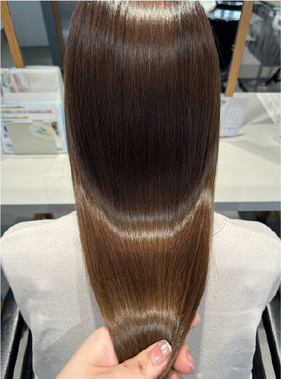 髪の光沢が美しいナチュラルブラウンストレートヘア仕上がり写真7枚目