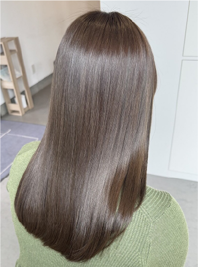 しっとりとした質感のブラウンストレートロングヘア仕上がり写真8枚目
