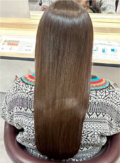 健康的なツヤが目立つブラウンストレートヘア仕上がり写真10枚目