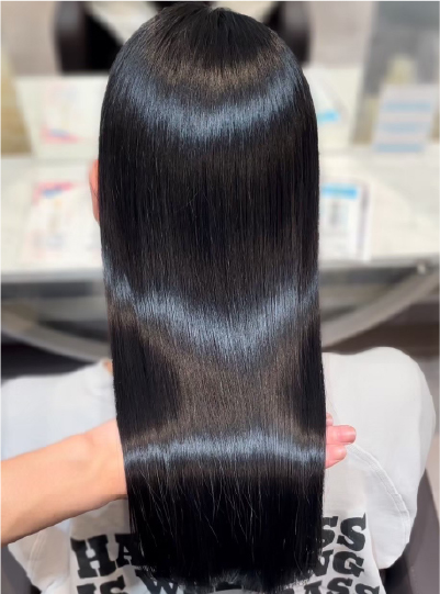 深みのある艶黒ストレートヘアが映える仕上がり写真11枚目