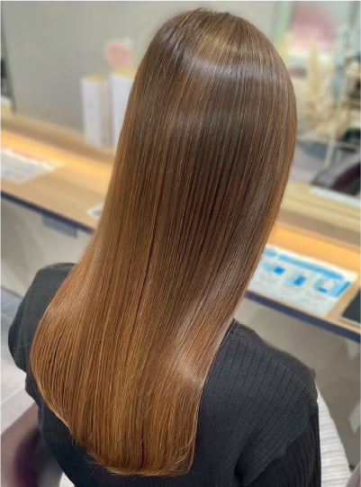 明るめブラウンで光る艶ロングヘア仕上がり写真12枚目