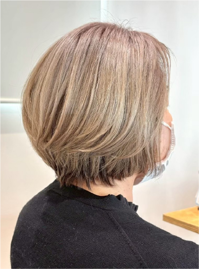 ハイライトが入ったベージュ系ショートボブの後ろ姿、艶感のある仕上がり写真1枚目