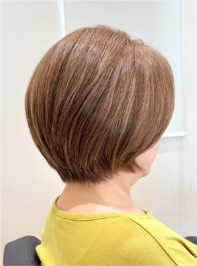 温かみのあるブラウンカラーの丸みショートボブ、柔らかい質感の仕上がり写真2枚目