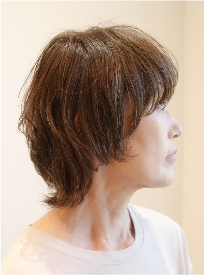 ナチュラルブラウンのショートレイヤー、動きのあるカット仕上がり写真4枚目