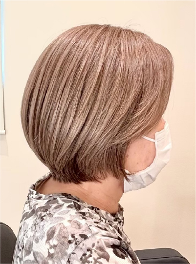 アッシュブラウンの丸みショートボブ、立体感のあるカット仕上がり写真6枚目