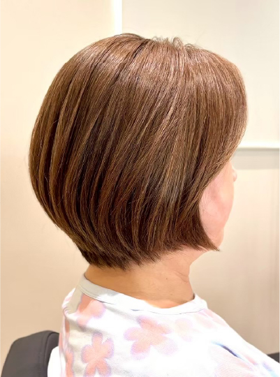 ナチュラルブラウンのコンパクトボブ、襟足すっきりの後ろ姿写真9枚目