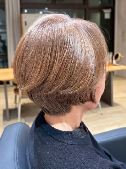 明るめベージュブラウンのショートボブ、艶と立体感のある仕上がり写真10枚目