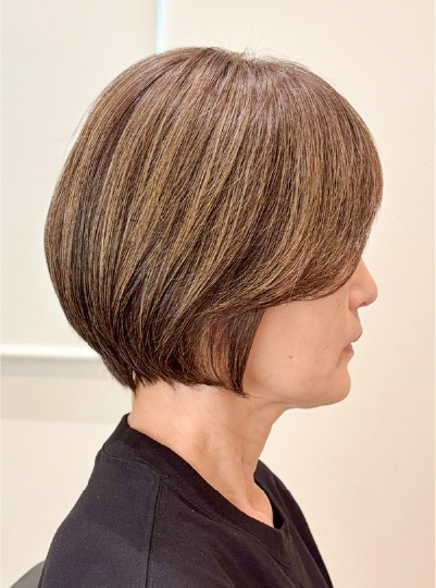 透明感のあるグレージュ寄りのショートボブ、品のある艶感の仕上がり写真11枚目